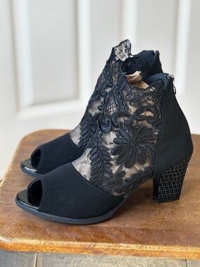Like NEW Ophelia Black Lace Peep-Toe Block Heel Booties